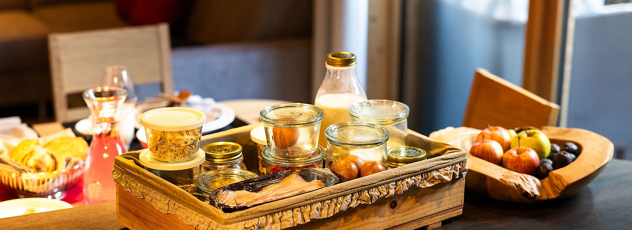 Frühstückskorb mit regionalen Produkten im Chalet in Sölden
